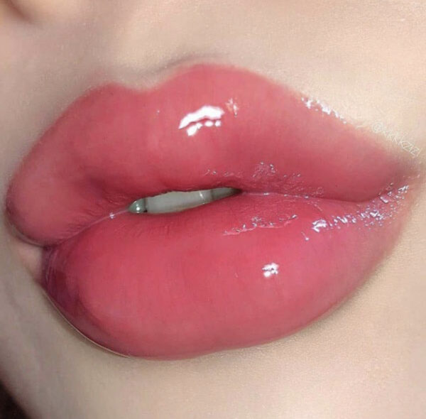برق لب شاینی صورتی با تقویت کننده لب حاوی روغن لب آلوئه ورا بسیار خوش رنگ برند 3Q beauty کد 899222 -